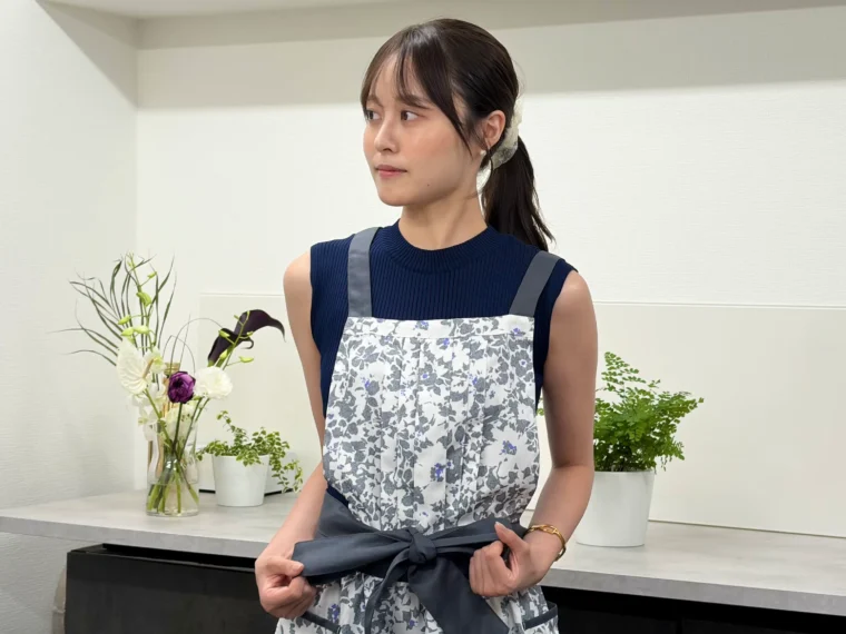 エプロンに着替えましょう 彩りクッキング